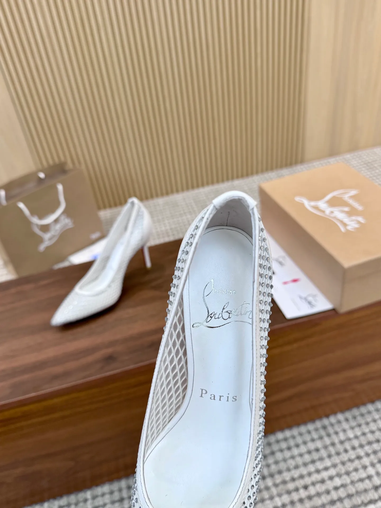👟👟Ex-factory price 440👟👟 Genuine leather sole +40 Year-round shipment💝Christian Louboutin CL👠 Classic "💎Cow Patent Leather💎Series" noble and luxurious, real blingbling✨ Real materials, all customized by the pattern maker, and the materials are made of original customized materials, achieving the taste of the original 6 color options💍 Upper: imported 👉cow patent leather💪 lining: sheepskin foot pad/lining code number: 34-40.41.42 heel height: two options: 10.5cm and 8.5cm